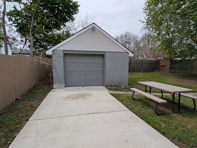 162 Perkins St, Pontiac, MI 48342 - detached garage with driveway