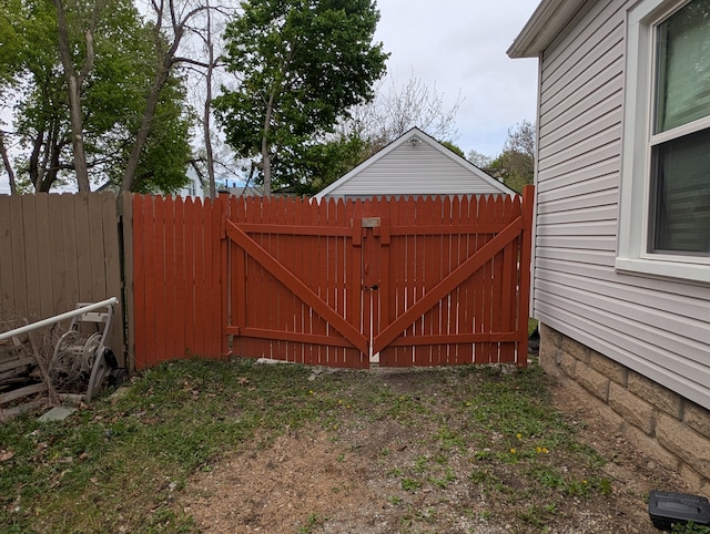 162 Perkins St, Pontiac, MI 48342 - gate featuring fence