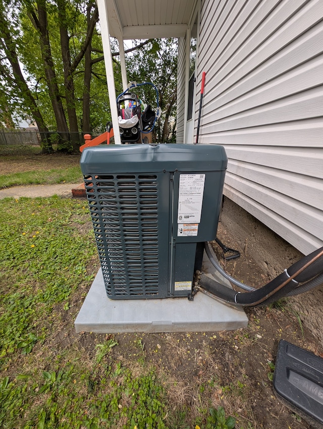 162 Perkins St, Pontiac, MI 48342 - exterior view of central AC unit and fence