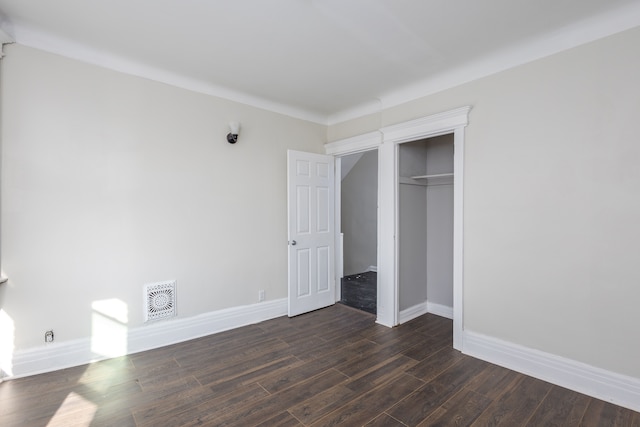574 Melbourne St, Detroit, MI 48202 - unfurnished bedroom featuring baseboards, a closet, dark wood-style flooring, and visible vents