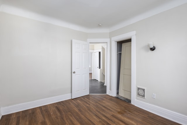 574 Melbourne St, Detroit, MI 48202 - empty room with baseboards, visible vents, and dark wood-type flooring