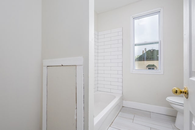 574 Melbourne St, Detroit, MI 48202 - full bathroom with toilet and baseboards