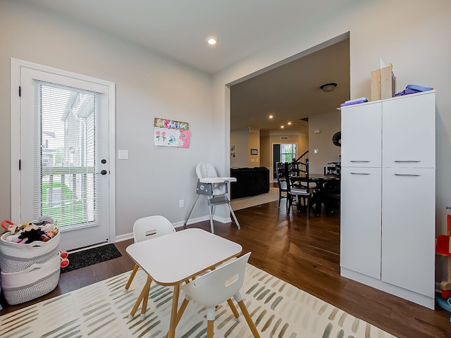 living area featuring wood finished floors, recessed lighting, and baseboards