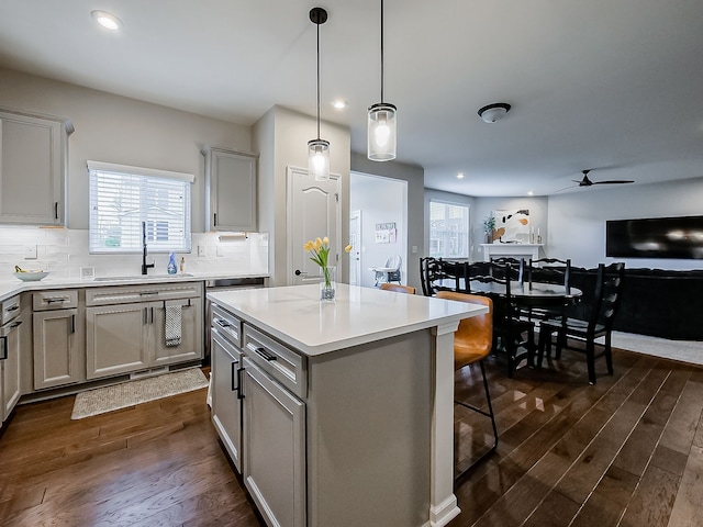 kitchen featuring dark wood-type flooring, gray cabinetry, a sink, a ceiling fan, and recessed lighting