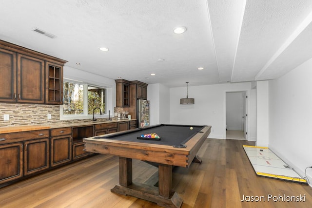 recreation room featuring a sink, visible vents, recessed lighting, and dark wood-type flooring
