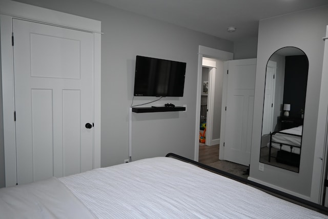 bedroom with arched walkways