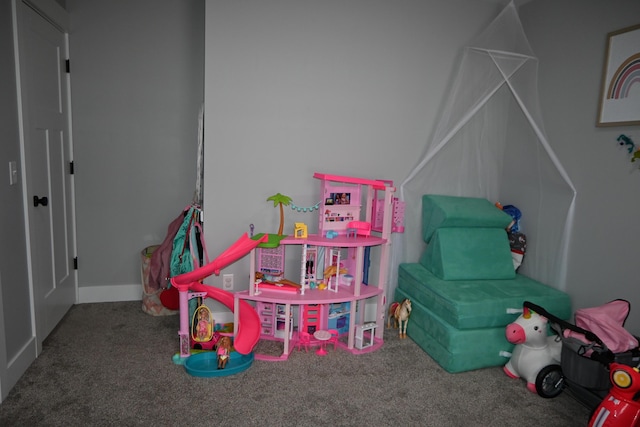 recreation room featuring carpet