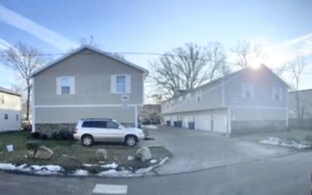 view of front facade featuring driveway