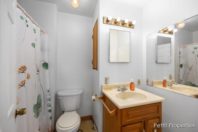 full bathroom featuring vanity, a shower with shower curtain, and toilet