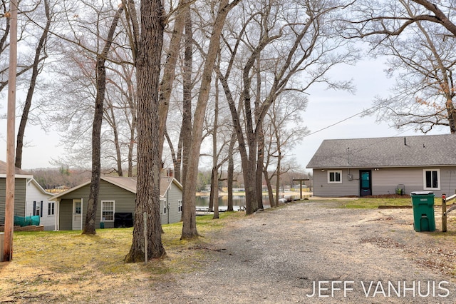 view of yard featuring gravel driveway
