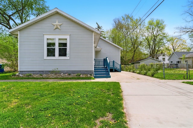 view of front facade with fence and a front lawn