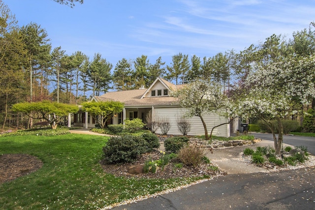 view of front facade featuring an attached garage, driveway, and a front yard