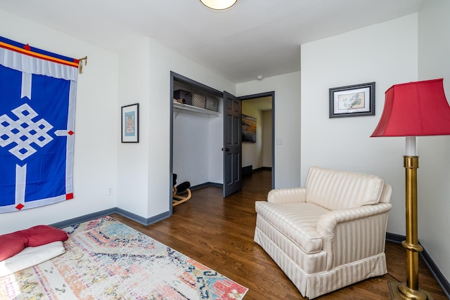 bedroom with baseboards, wood finished floors, and a closet