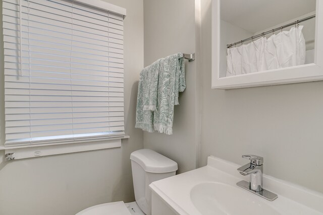 17215 Warrington Dr, Detroit, MI 48221 - full bath with a sink, toilet, and a shower with shower curtain