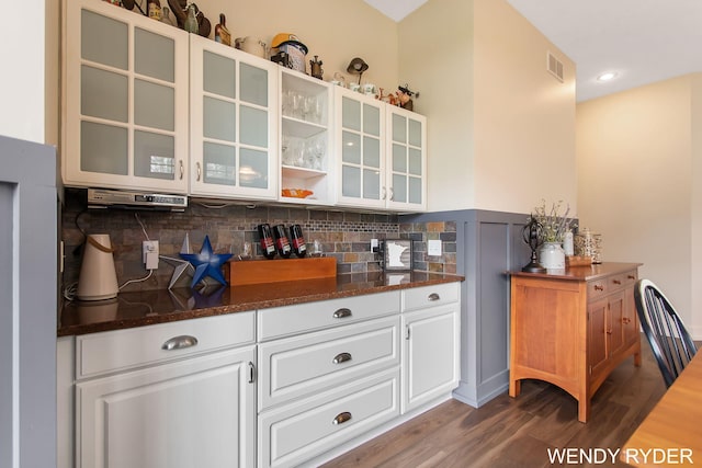 bar with backsplash, dark wood-style flooring, and visible vents
