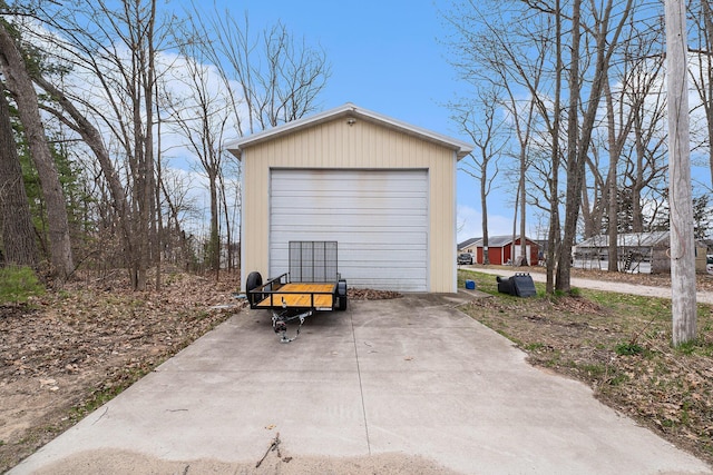 view of outdoor structure featuring an outdoor structure and driveway