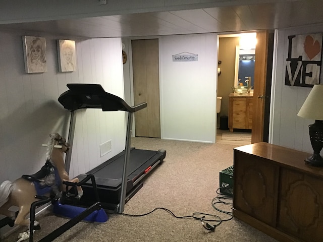workout room with visible vents and carpet