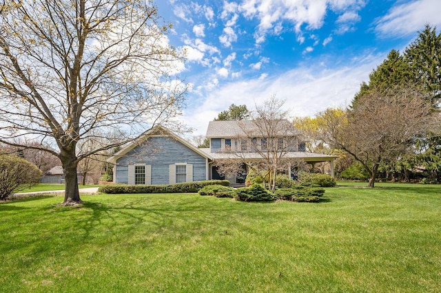 traditional-style house featuring a front yard