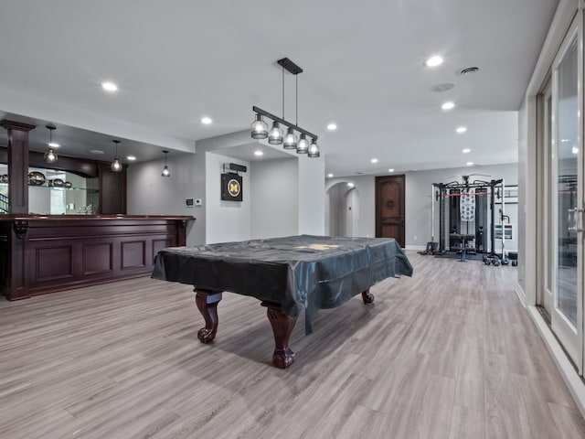 rec room with billiards, recessed lighting, arched walkways, a dry bar, and light wood-style flooring