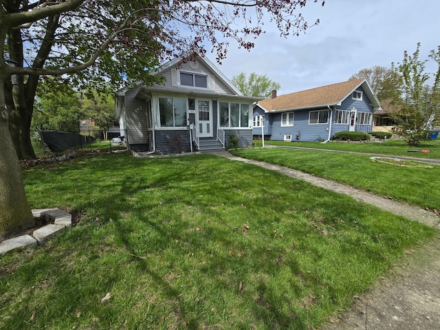 1068 La Salle Ave, Waterford, MI 48328 - view of front facade featuring a front lawn, fence, and entry steps