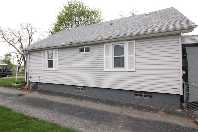 1068 La Salle Ave, Waterford, MI 48328 - view of side of home with a shingled roof