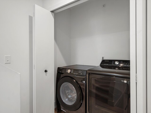laundry room with laundry area and washing machine and clothes dryer