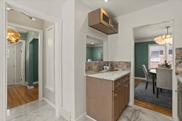 bar with visible vents, tasteful backsplash, baseboards, a notable chandelier, and recessed lighting