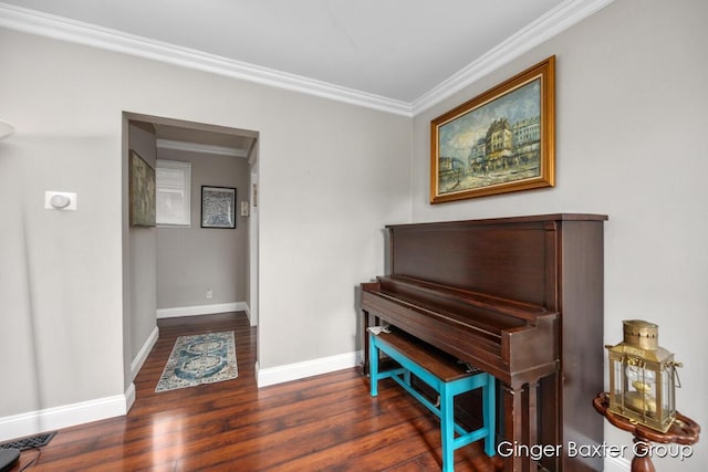 living area featuring crown molding, baseboards, wood finished floors, and visible vents