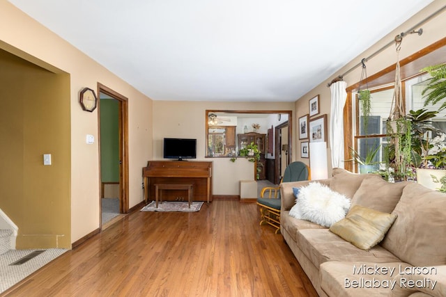 living area with light wood-type flooring and baseboards