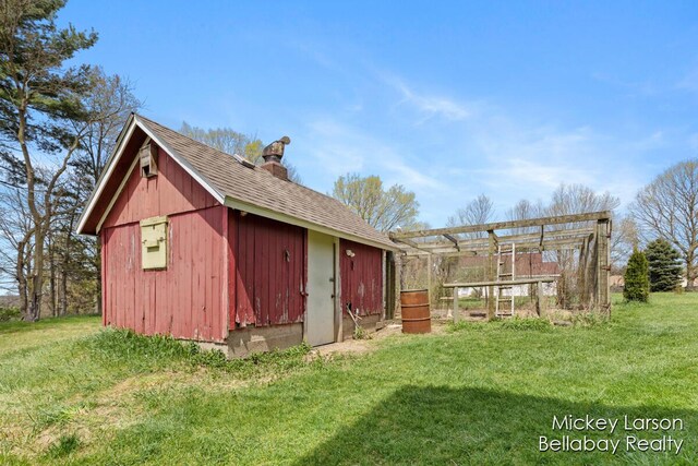 view of outdoor structure featuring an outbuilding