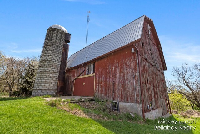 view of barn featuring a yard