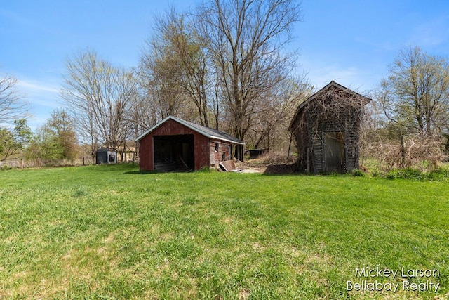 view of yard with an outbuilding and a shed