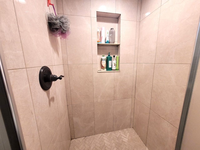 full bath with tiled shower