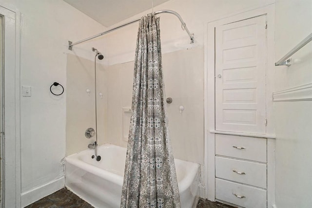 full bath featuring baseboards and shower / bathtub combination with curtain