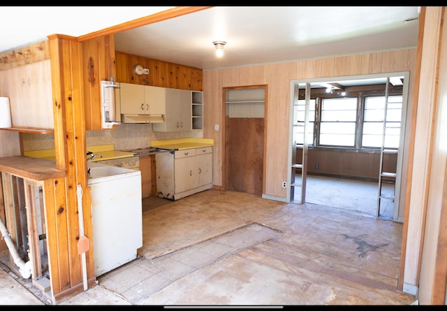 kitchen with light countertops and under cabinet range hood