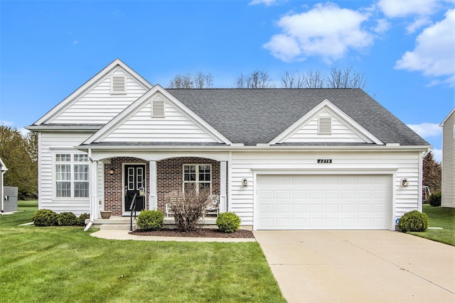 view of front facade featuring roof with shingles, an attached garage, driveway, and a front yard