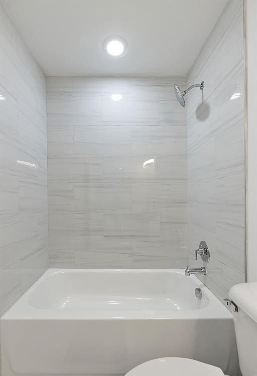 2878 Summers Pl, Troy, MI 48084 - full bathroom with bathtub / shower combination and toilet