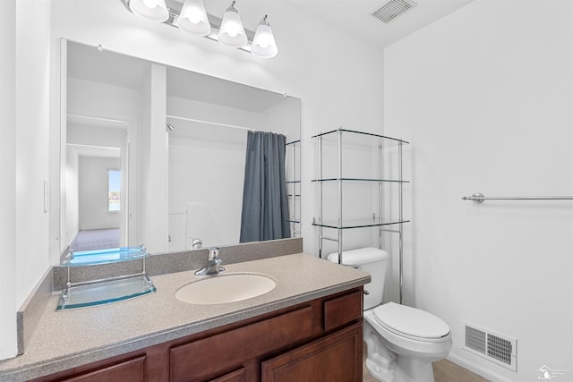 full bathroom with toilet, a shower with curtain, visible vents, and vanity