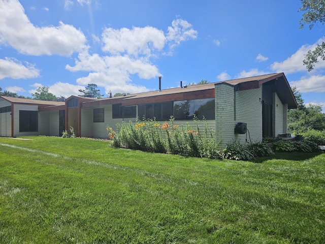 2330 N Pine Center Dr, West Bloomfield, MI 48323 - rear view of property featuring a lawn