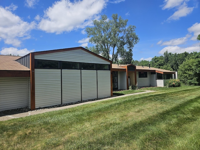 2330 N Pine Center Dr, West Bloomfield, MI 48323 - back of property featuring a yard