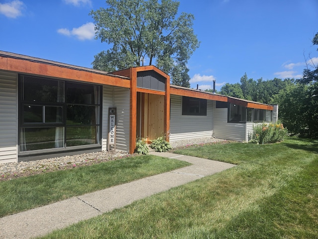 2330 N Pine Center Dr, West Bloomfield, MI 48323 - view of front of house with a front yard