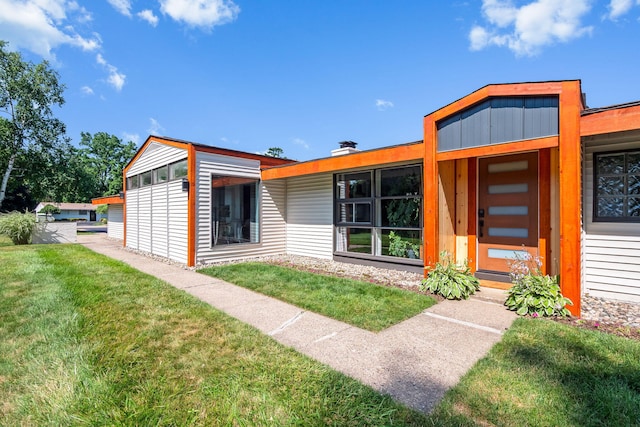 2330 N Pine Center Dr, West Bloomfield, MI 48323 - rear view of property featuring a lawn