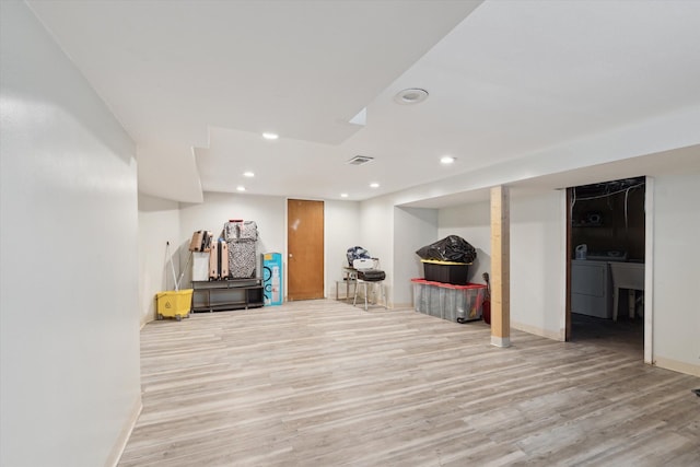 17172 Huntington Rd, Detroit, MI 48219 - interior space with visible vents, washing machine and clothes dryer, baseboards, light wood-style floors, and recessed lighting