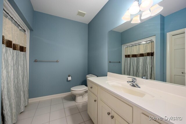 full bath with visible vents, vanity, baseboards, tile patterned floors, and toilet