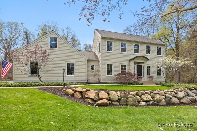 view of front of house with a front lawn