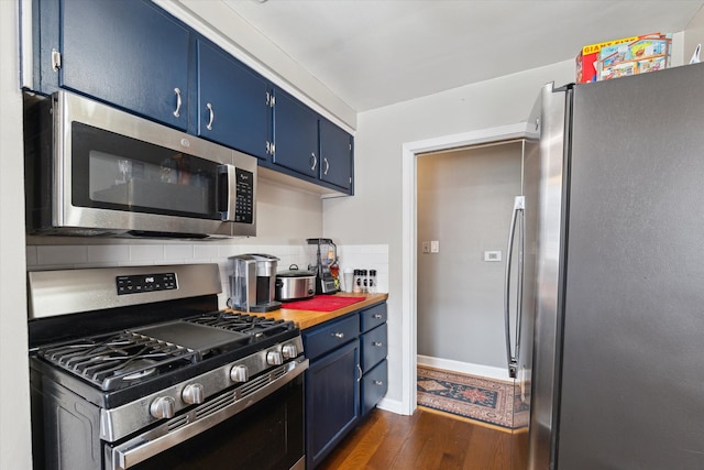 kitchen featuring appliances with stainless steel finishes, dark wood finished floors, baseboards, tasteful backsplash, and blue cabinets