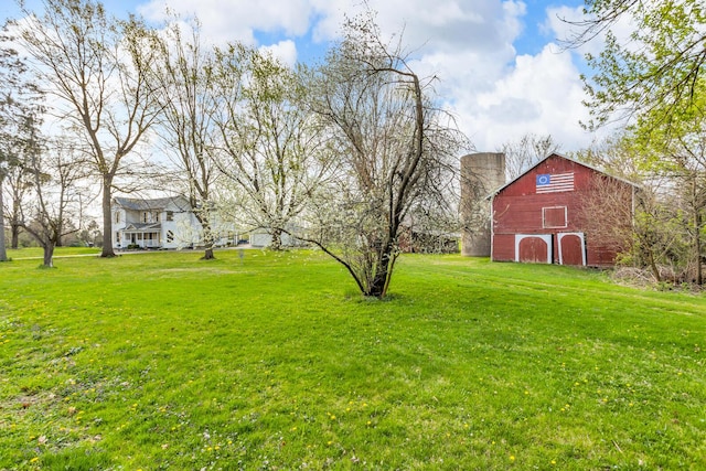 view of yard with a barn and an outbuilding
