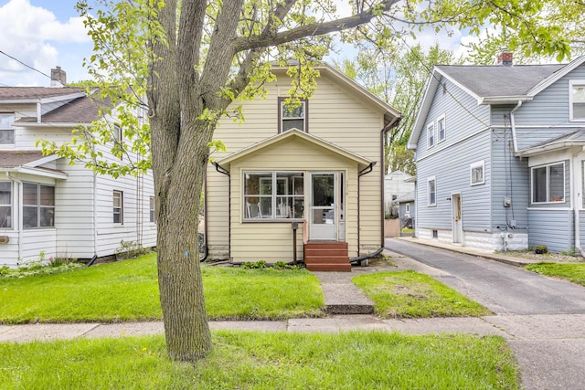 1319 Rhodes St, Jackson, MI 49202 - view of front facade featuring entry steps and a front yard