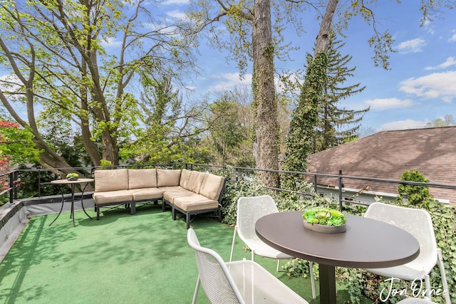 balcony featuring an outdoor hangout area