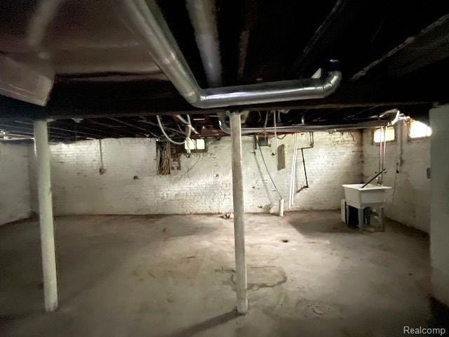 1485 Longfellow St, Detroit, MI 48206 - unfinished below grade area with a sink